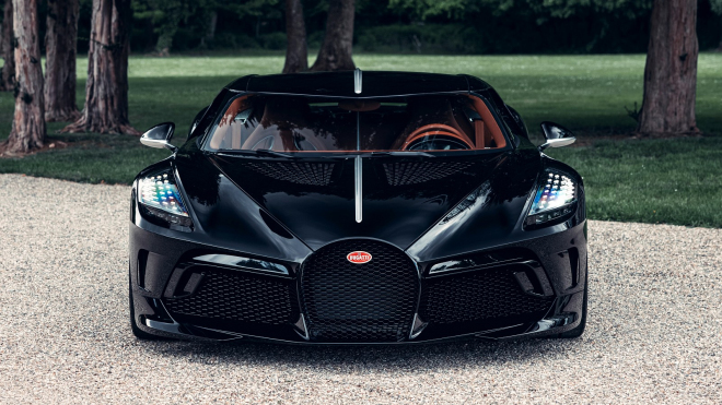 Donedávna nejdražší nové auto světa nafotili u Lidlu, takhle se asi šetří na drahé supersporty