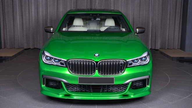 Za jakými zákazníky míří BMW M760Li v křiklavé zelené, jistě uhádnete