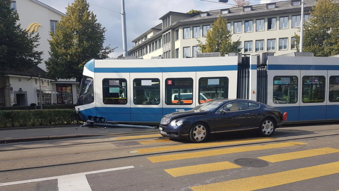 Bentley se srazilo s tramvají. Tramvaj vykolejila, co Bentley?