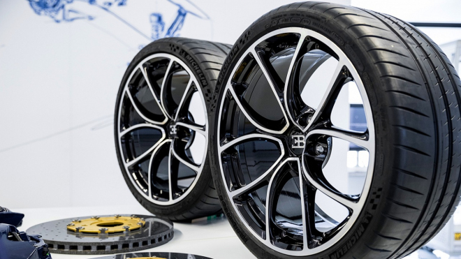 Bugatti uklidňuje zákazníky. Výměna pneu na Chironu bude stát „méně než 915 tisíc”