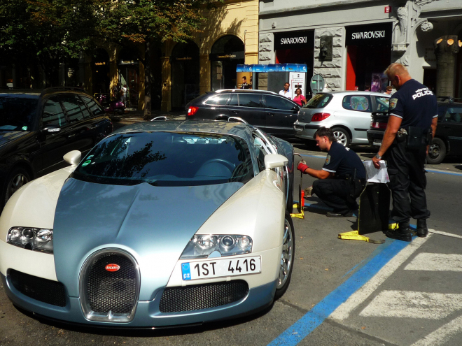Městská policie Praha vs. Bugatti Veyron: botička to jistí