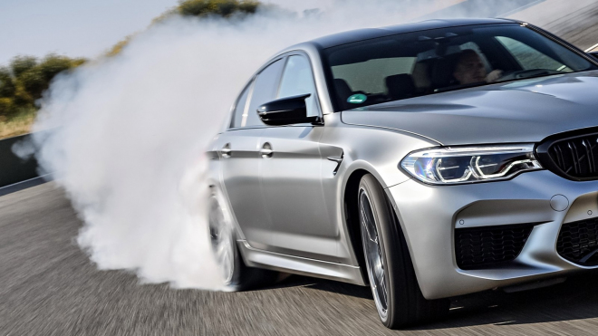 Test ukázal, o kolik je skutečně rychlejší pohon 4x4 na mokru a o kolik na suchu