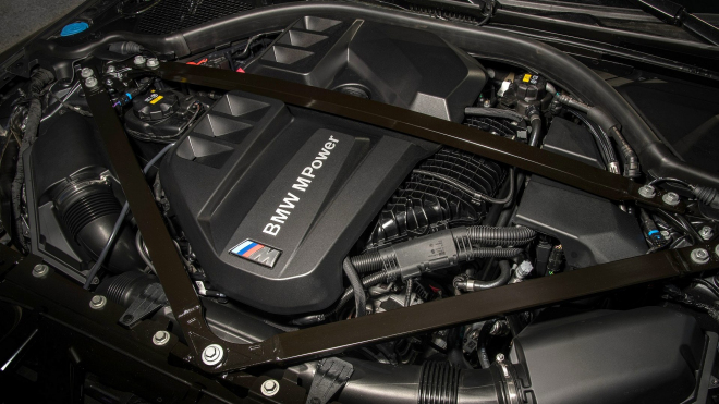 Klání zatracovaného spalovacího BMW s protežovaným elektrickým bratrem naprosto ovládla klasika, stačilo přidat jedinou zatáčku