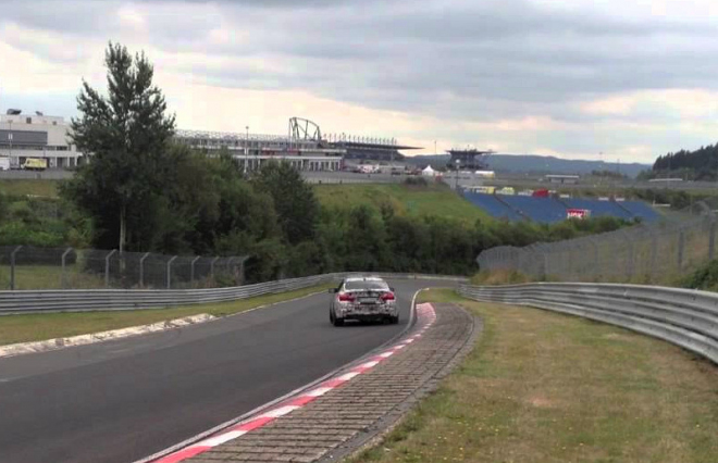 BMW M4 se vrací k tréninku na Ringu, nechala trochu gumy před Hatzenbachem (video)