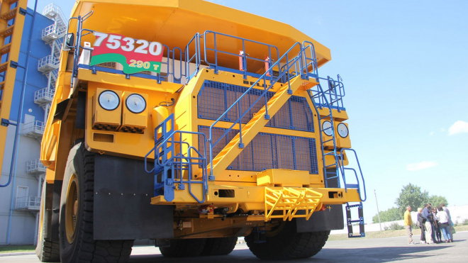 Tohle monstrum je teď druhý největší náklaďák světa. 500 tun žene skoro 3 000 koní