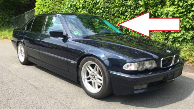 Tohle BMW 7 má přímo z továrny interiér tak šílený, že září až ven. A je na prodej