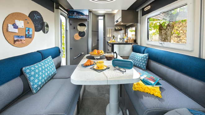 Francouzi postavili plnohodnotný dům na kolech na bázi dostupné dodávky, nabízí vše