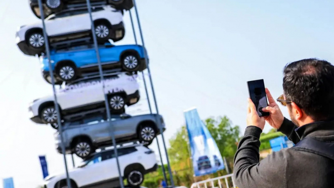 Číňané na sebe naskládali sedm úplně nových aut a nechali je tak tři dny stát venku na odiv všem