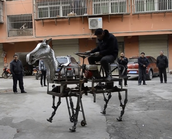 Čínský farmář si postavil robokoně, je to typický příklad nepochopení evoluce (video)