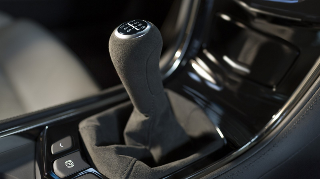Na trh míří nová, až 600koňová auta s manuálem. Podle výrobce jsou lepší než s automatem