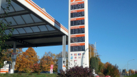 U této čerpací stanice šlo koupit litr paliva za 0,24 Kč, lidé ji vzali útokem i s kanystry