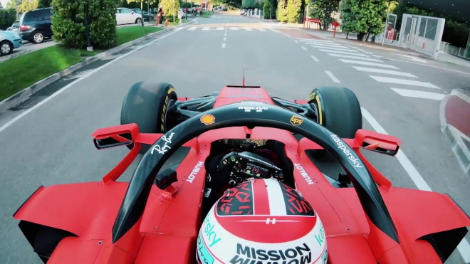 Pilot F1 přejel z továrny na okruh běžnými silnicemi v monopostu, lidem se omluvil