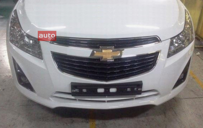 Chevrolet Cruze 2012: facelift přídě nafocen bez špetky maskování