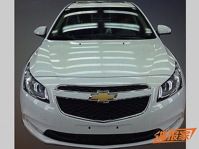 Chevrolet Cruze 2014: poslední facelift nafocen, přinese zcela novou příď i záď