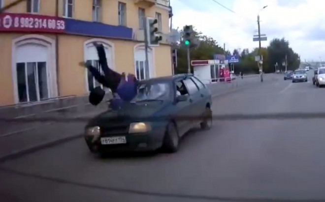 Přecházet mimo přechod víceproudou silnici na červenou vážně není dobrý nápad (video)