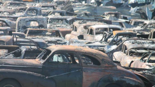 Tohle zbylo po požáru ze 150 historických aut, hasičům docházela voda