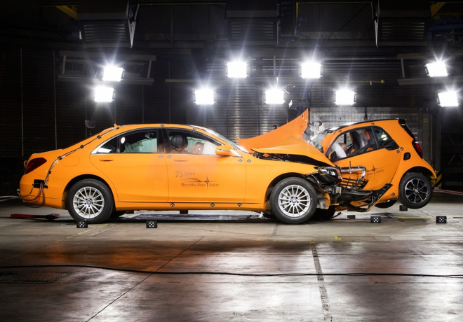 Daimler poslal Nový Smart ForTwo proti Mercedesu S, Goliáš tak úplně nevyhrál (video)