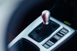 Další z posledních mohykánů mezi výkonnými lidovými auty s ručním řazením v EU končí, vysvětlení automobilky je na vodě