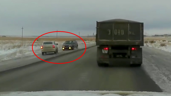 Takhle to dopadne, když se na silnici čelně střetnou dvě starší Lady (video)