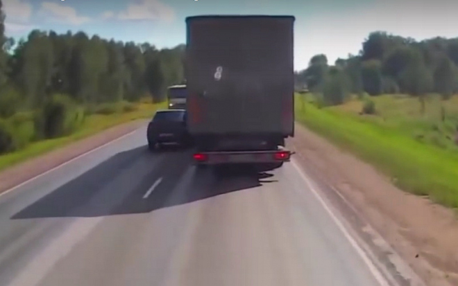 Chyba při předjíždění někdy skončí... brutálním čelním střetem (video)