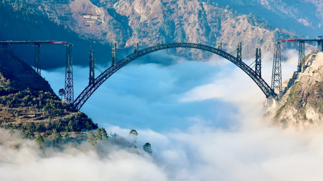 Nový nejvyšší most světa se blíží dokončení, překonává čínská monstra i Eiffelovu věž