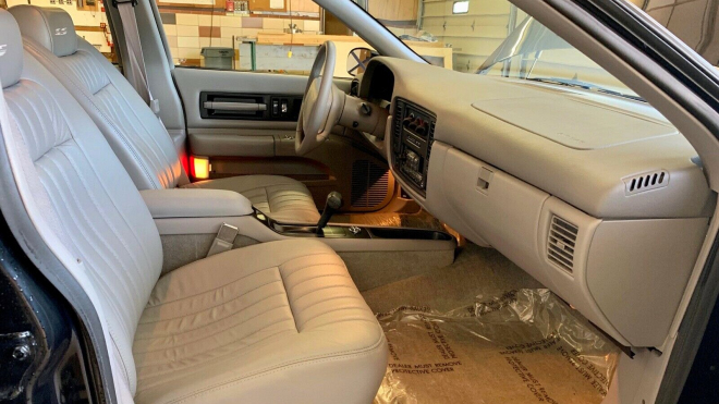 Někdo si před 24 léty koupil nové auto a zavřel ho do stodoly, teď se jej pokouší prodat