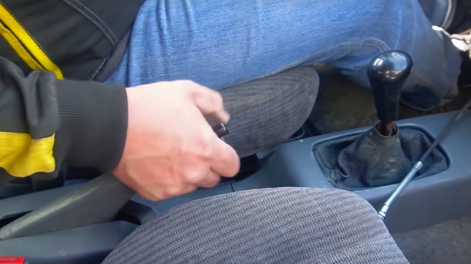 Mechanik zkusil, jak daleko dojede auto se zataženou ruční brzdou, než kapituluje