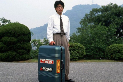 Mazda kdysi postavila auto, které se vešlo do cestovního kufru. Vidíte ho vážně celé, na fotce nic nechybí