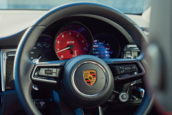 Producent Top Gearu dostal zákaz řízení na půl roku poté, co se svým Porsche jel 38 km/h na třicítce, to je kruté