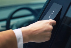 Tesla šetří, na čem může. V tichosti autům sebrala i poslední zbytek klíčů a lidé nejsou šťastní