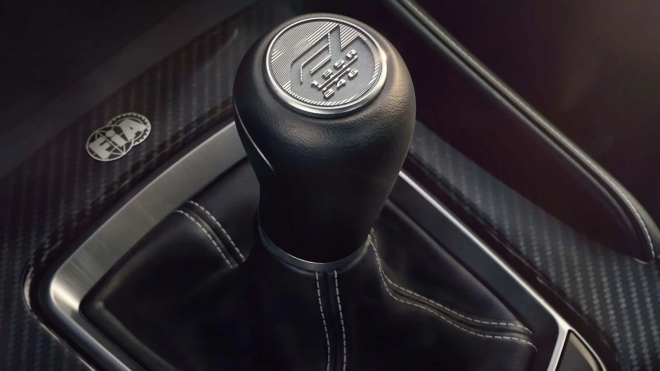 695 koní, ruční řazení, zadní pohon. Nový speciální model spojený s Formulí 1 není jen další tupý marketing
