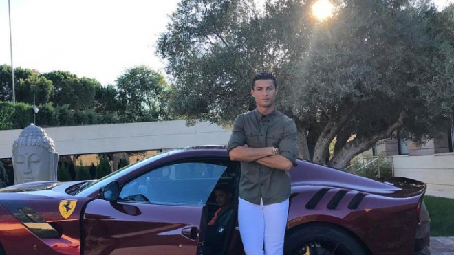 Ronaldo se pochlubil dalším novým superautem, Bugatti Chiron to ještě není