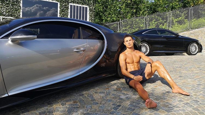 Cristiano Ronaldo si koupil nové Bugatti za 210 milionů, přidal i jachtu za dalších 160
