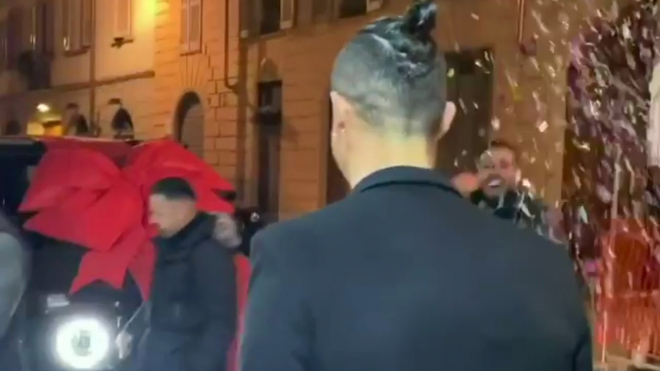 Cristiano Ronaldo ukázal nové auto, které dostal k narozeninám. Silnější už má jen Bugatti