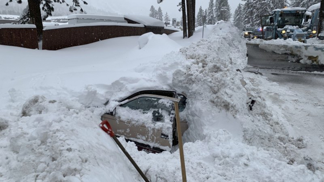Cestář při odklízení sněhu naboural do zasypaného auta, uvnitř objevil živou ženu