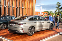 La Skoda Superb chinoise bon marché a commencé à se vendre en Europe, elle a l'air vraiment bien en personne - 4 - Chery Arrizo 8 Europe 2023 oficialni zive 04