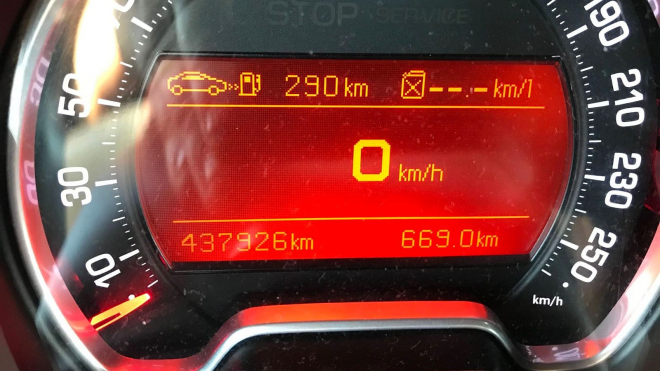 Francouzské auto s téměř půlmilionem km na prodej existuje. Vypadá docela fit, nestojí skoro nic