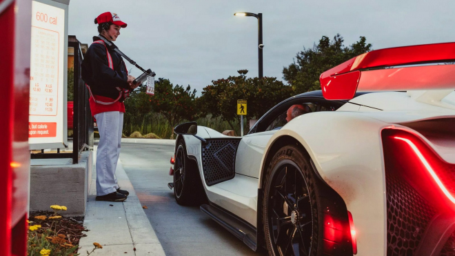 Dosud neznámý sporťák zajel 5 rekordů 5 okruhů během 5 dnů, navíc mezi nimi přejížděl po vlastní ose