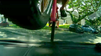 Cyklisté si udělali rampu z Lamborghini a poničili ho. Reakce majitele vás dostane