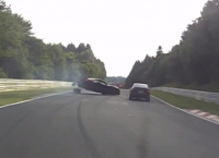 A takhle to vypadá, když vám při ostré jízdě na Ringu upadne kolo (videa)