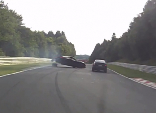 A takhle to vypadá, když vám při ostré jízdě na Ringu upadne kolo (videa)