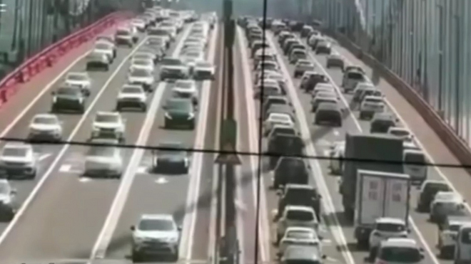 Čínský most se silně rozhoupal za plného provozu se stovkami aut po něm jedoucími