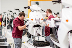 Nástupce Simsonu zkusil s novými stroji přejít na elektrický pohon a selhal. Firma spadla do insolvence, bankrot je na dohled