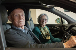 Manželé staří 94 a 92 let si k 70. výročí svatby koupili své první Porsche, úžasný moment kazí levárna dealera