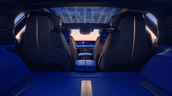 Auto za 7,5 milionu nutí majitele proplazit se kufrem, pokud se mu vybije baterie. A i druhé řešení je slušná osina v zadnici