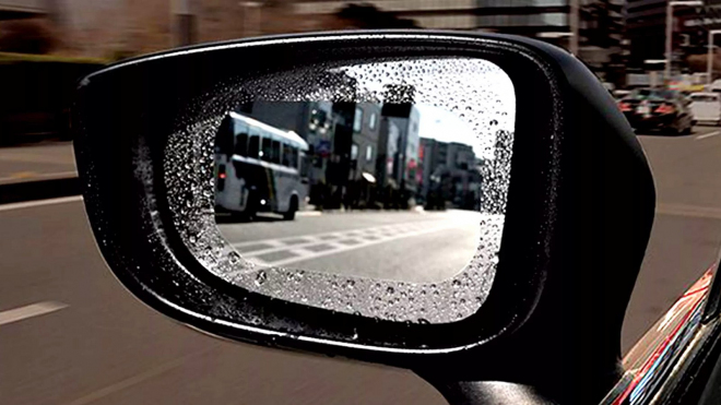 Chytré řešení inspirované přírodou konečně zabraňuje tomu, aby zrcátka zůstala mokrá, bez špetky mechaniky či elektroniky