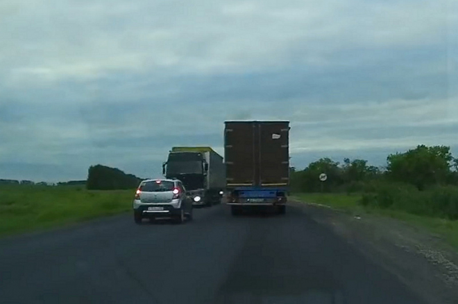 Takhle vypadá čelní střet Dacie s kamionem odvrácený v poslední vteřině (video)