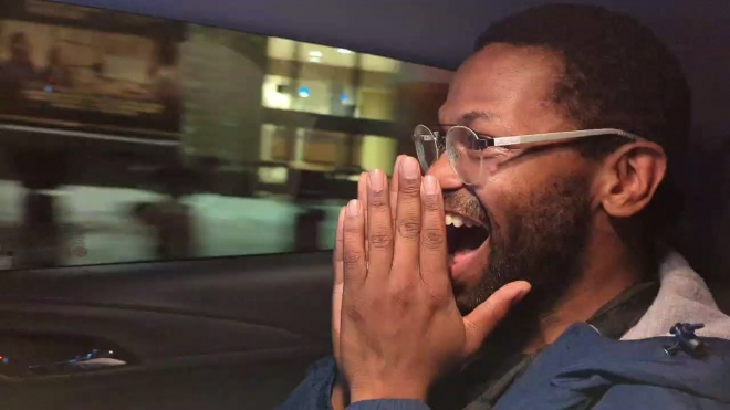 Posádka robotického taxíku natočila, jak skutečně vypadá jízda s ním zevnitř, panikařící vůz málem smetl chodce, nacouval do křižovatky