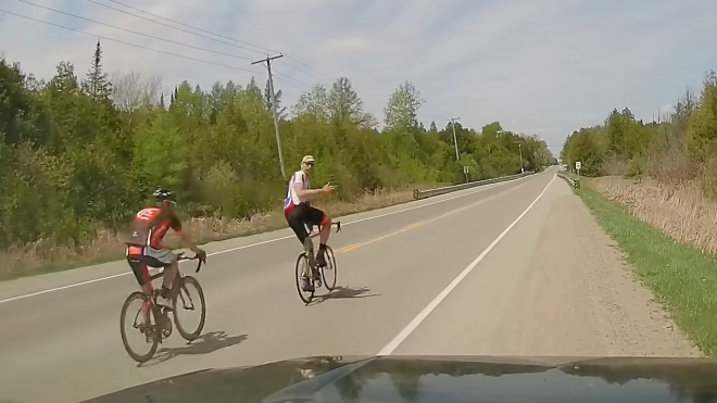 Cyklisté překáželi a agresivně gestikulovali na řidiče, karma je dostihla záhy