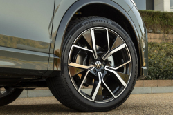 Němci varují před čínským obutím nového VW Tiguan, dostává ho z továrny. Dealer musel stesky nad ním smazat